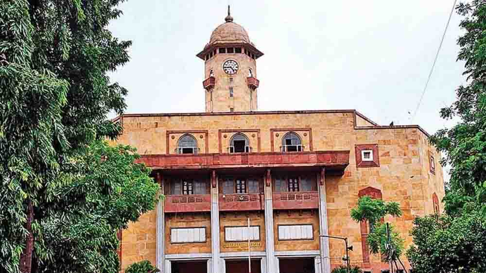 गुजरात यूनिवर्सिटी के चांसलर पीए विमल उपाध्याय का दिल का दौरा पड़ने से निधन हो गया