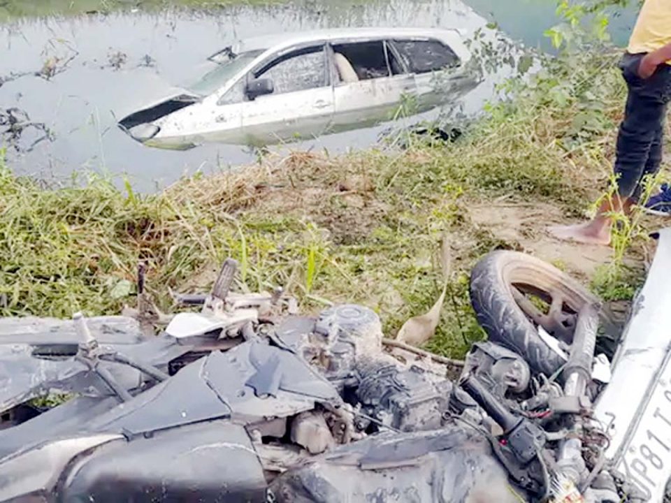तेज रफ्तार कार में बाइक को मारी टक्कर