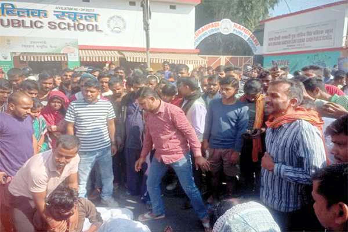 तेज रफ्तार ट्रक ने दो सगे भाईयों को चपेट में लिया