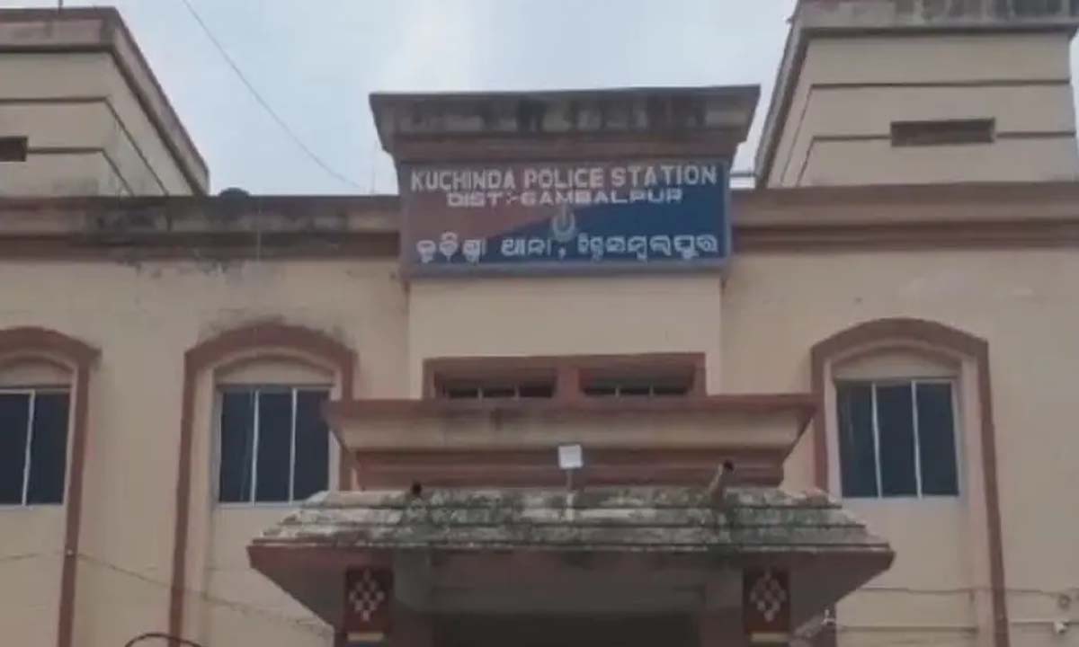 महिला का शव लटका मिला, परिजनों ने दहेज के लिए हत्या का लगाया आरोप