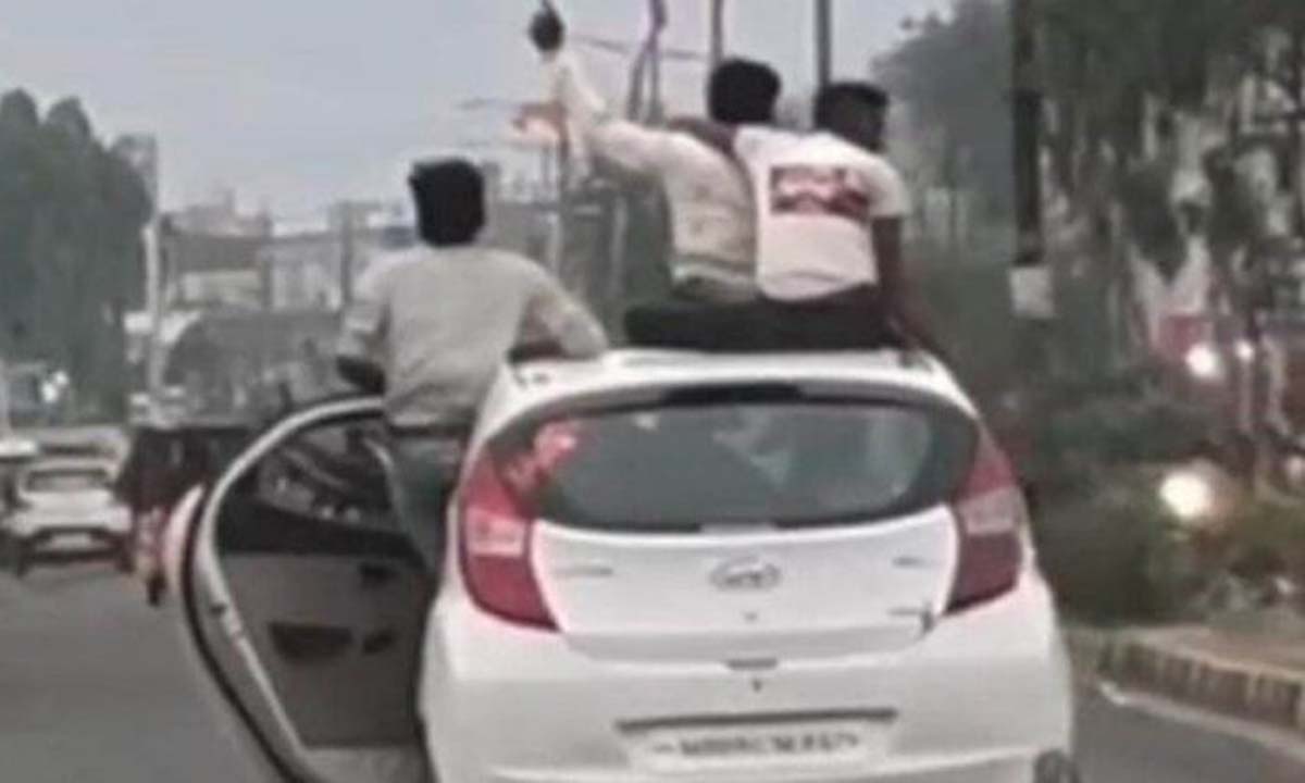 कार से युवकों द्वारा स्टंट और हुड़दंग मचाने का वीडियो वायरल