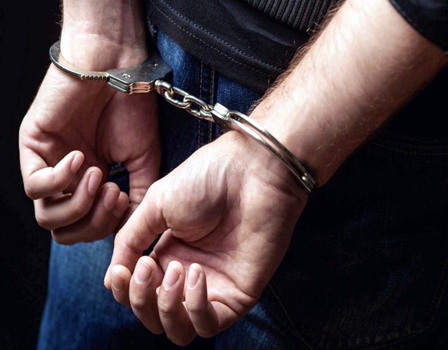 लूट के मामले में दो गिरफ्तार, तीन फरार