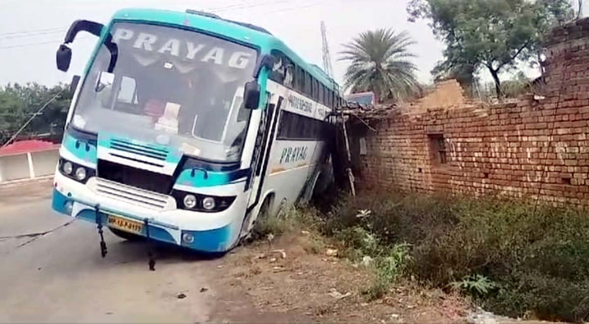 कोहरे की वजह से ट्रक से टकराया मैजिक
