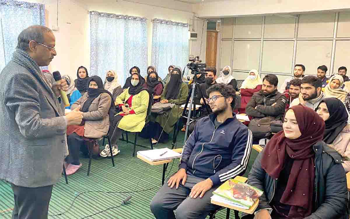 पूर्व एमएचआरडी सचिव ने आईएएस अभ्यर्थियों से बातचीत की