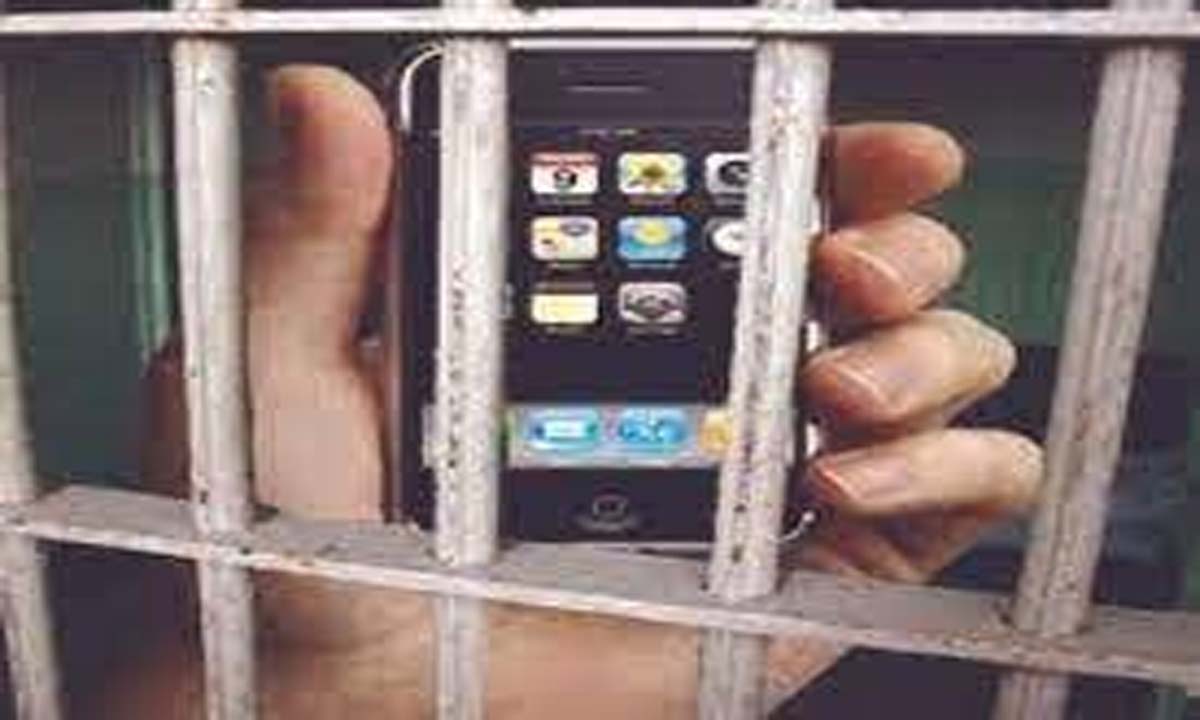 जेल में कैदियों के पास से चार सेल फोन जब्त किये गये