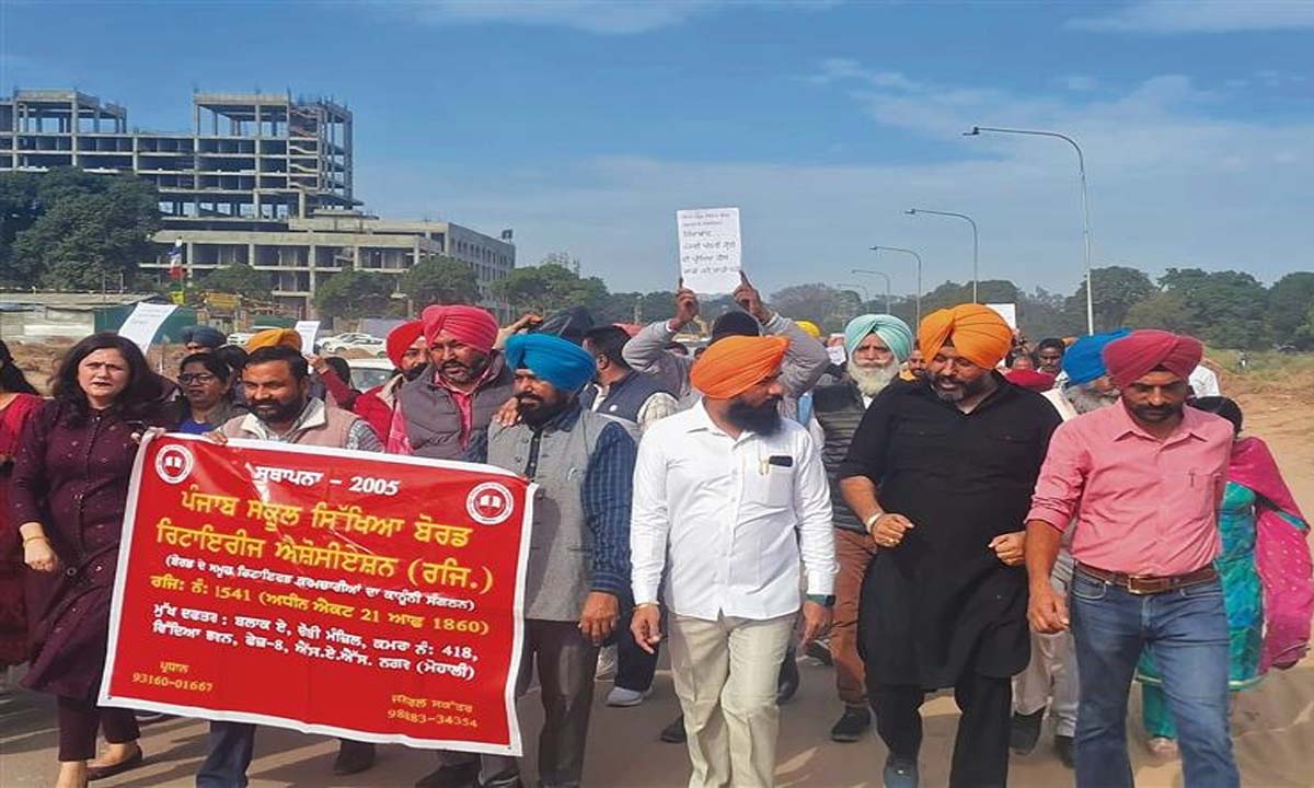 पीएसईबी कर्मचारियों ने मोहाली में विरोध प्रदर्शन किया
