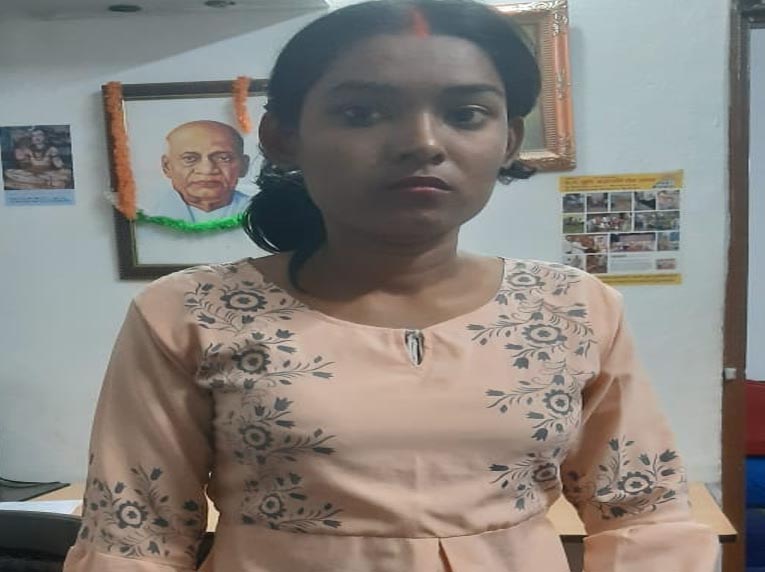 महिला पुलिस वर्दी में घूम रही थी, गिरफ्तार