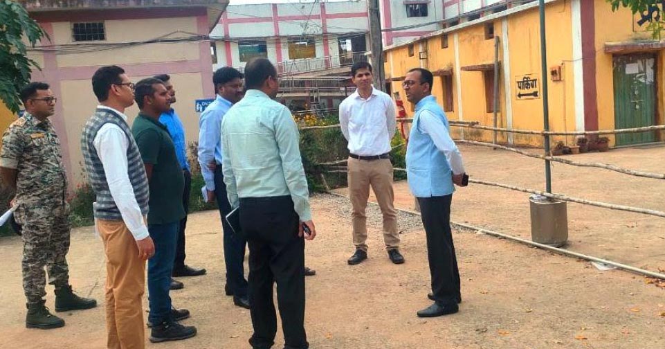 नारायणपुर कलेक्टर और एसपी ने किया मतगणना स्थल का औचक निरीक्षण
