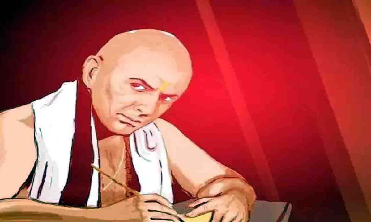 इन आदतों के कारण हमेशा होना पड़ता है शर्मिंदा, जाने चाणकय निति में