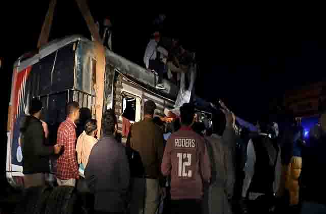 पलटी सवारियों से भरी स्लीपर बस, 1 व्यक्ति की मौत