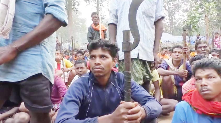 DRG के 150 जवानों ने किया मारपीट, धरने पर बैठे आदिवासी ग्रामीणों का आरोप
