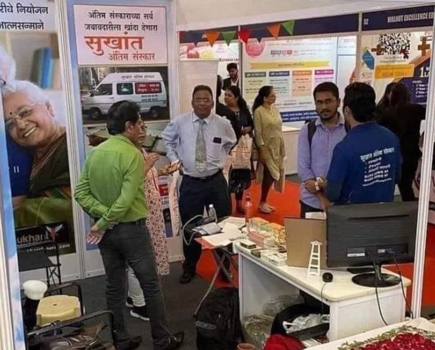 मरती संवेदनायें - दम तोड़ते रिश्ते