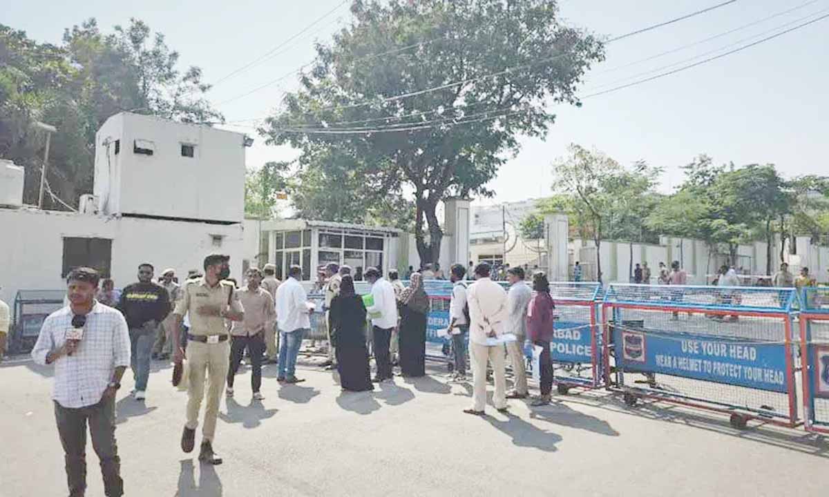 दोपहर एक बजे के बाद शिकायतकर्ताओं को अनुमति नहीं