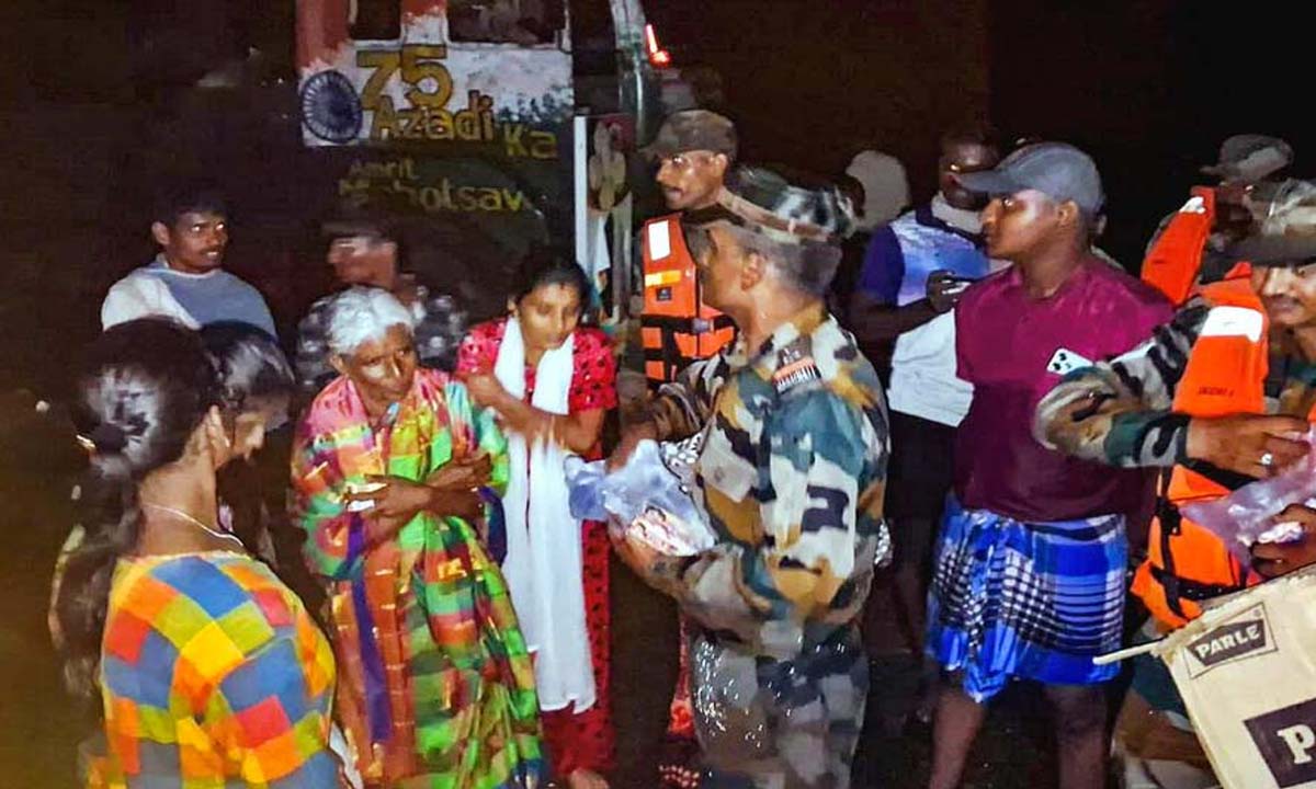 फंसे हुए तमिलनाडु ट्रेन यात्रियों को बचाने का काम जारी