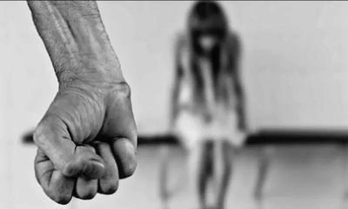नाबालिग लड़की से बलात्कार के लिए 20 साल की जेल