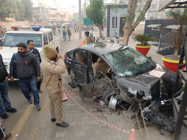 Punjab : बठिंडा में कार के खंभे से टकराने से दो एमबीबीएस छात्रों की मौत हो गई