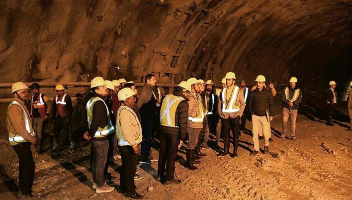 Himachal : पैनल ने चंडीगढ़-मनाली एनएच पर बन रही सुरंगों का निरीक्षण किया