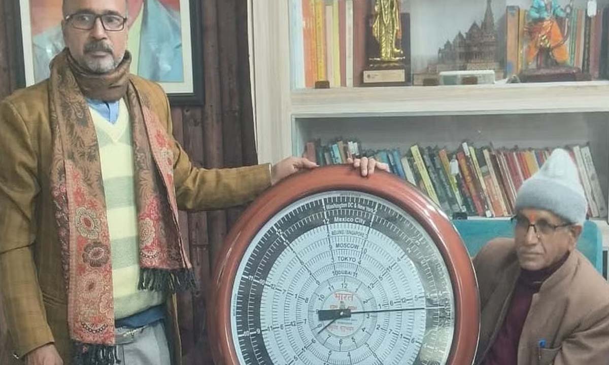 Lucknow: विक्रेता ने आठ देशों में समय बताने वाली घड़ी डिजाइन की, राम मंदिर ट्रस्ट को उपहार में दी