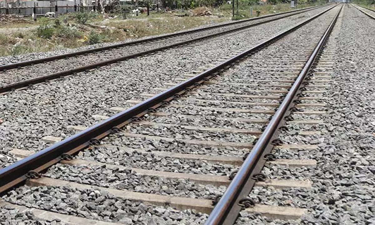ट्रेन की चपेट में आने से दो रेलवे कर्मचारियों की मौत