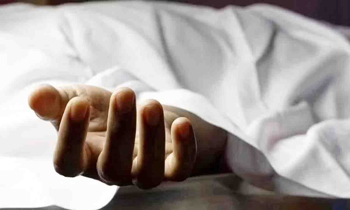 महिला और दो बच्चे मृत मिले पति पर हत्या का मामला दर्ज