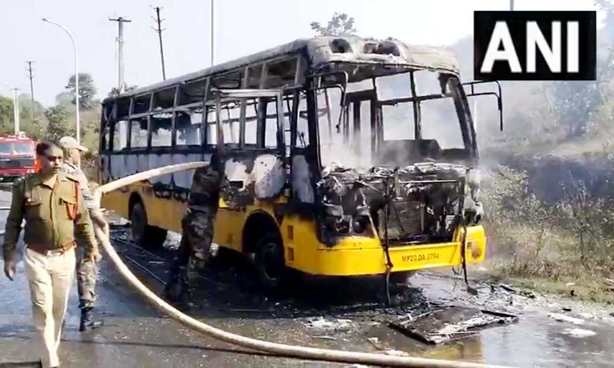 स्कूल बस में लगी आग, फायर टेंडर ने मौके पर पहुंचकर पाया काबू