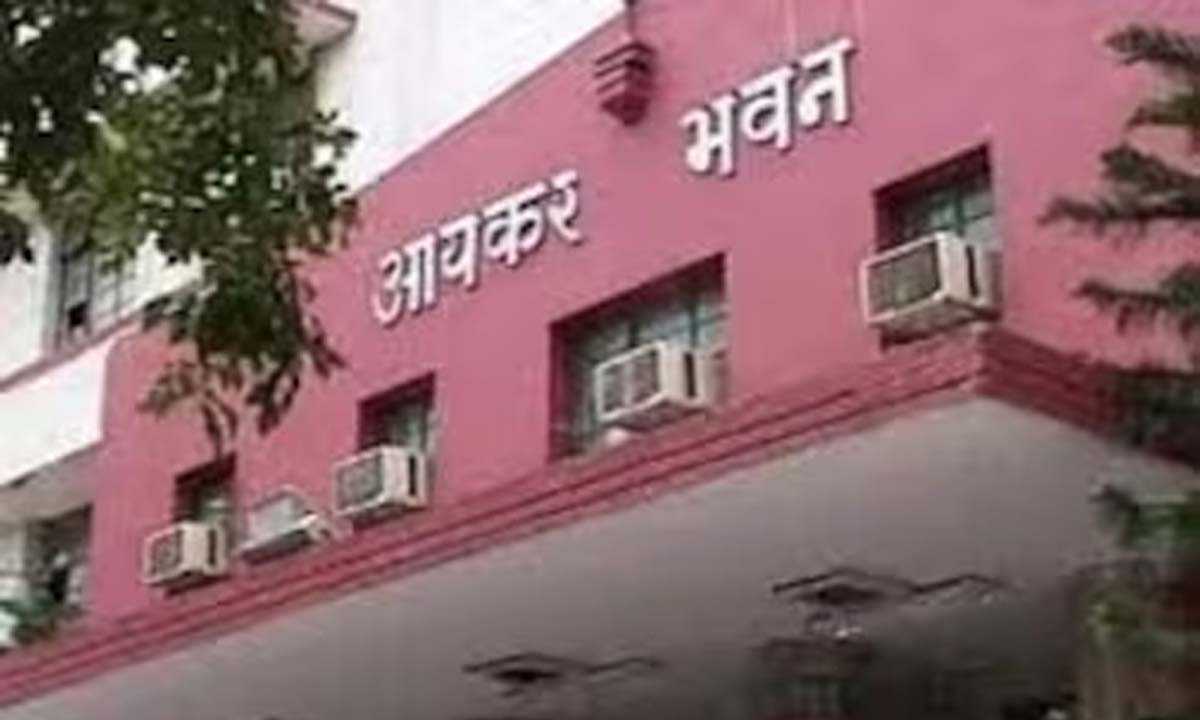 आयकर विभाग ने शराब कंपनी में मारे छापे, 156 बैग किए बरामद