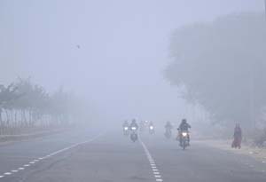 मौसम विभाग ने की 'बहुत घने' कोहरे की भविष्यवाणी, रेड अलर्ट जारी