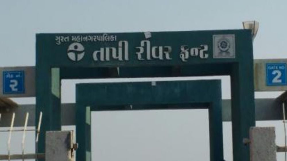 सूरत में करोड़ों की लागत से बना रिवरफ्रंट जर्जर हालत में है