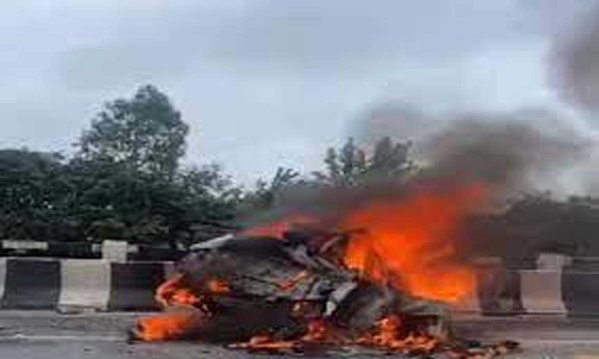 ट्रक से टकराई कार, लगी आग, दो की मौत