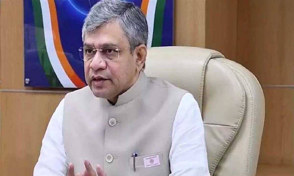 स्टेशनों और ‘हॉल्ट’ पर रेलगाड़ियों का ठहराव का कोविड महामारी से कोई संबंध नहीं : रेल मंत्री