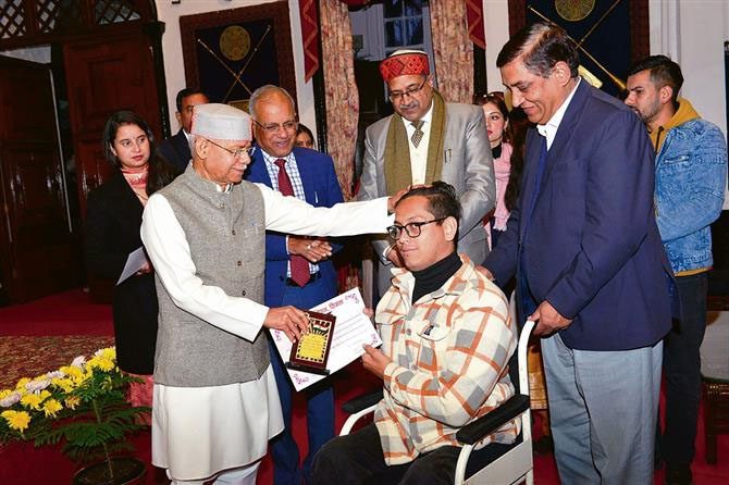 राज्यपाल ने विशेष रूप से सक्षम युवा उपलब्धि हासिल करने वालों को सम्मानित किया