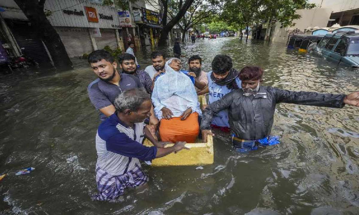 मिचौंग भीषण चक्रवाती तूफान से चेन्नई में बाढ़ से मरने वालों की संख्या बढ़कर आठ हुई, बचाव प्रयास जारी