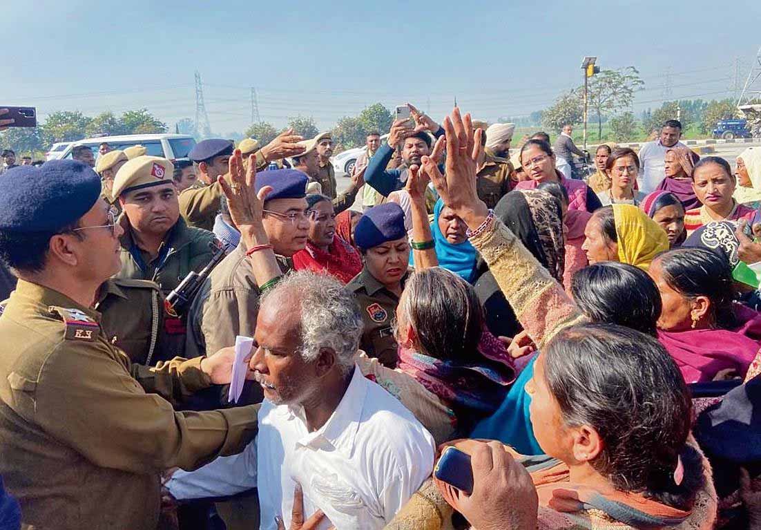 महिलाएं फुंसगढ़ गांव में शराब की दुकान को स्थानांतरित करने की मांग को लेकर हंगामा किया