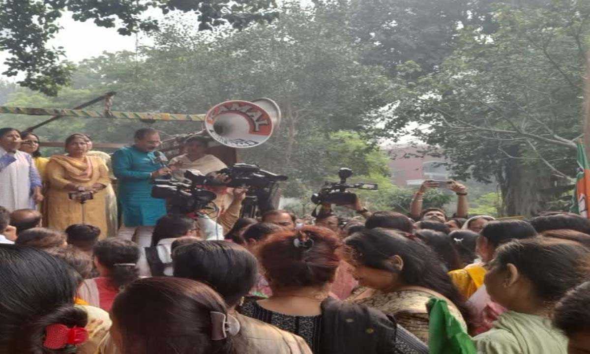 विधान भवन के बाहर जोरदार प्रदर्शन
