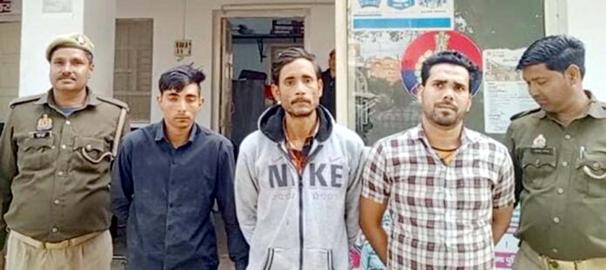 अवैध कटान की सूचना पर छापा, तीन गिरफ्तार