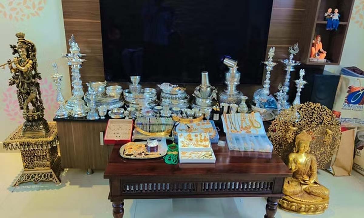 बेसकॉम अधिकारी की संपत्तियों पर लोकायुक्त की छापेमारी में 1.5 करोड़ रुपये की वस्तुएं, 92.95 लाख रुपये नकद मिले