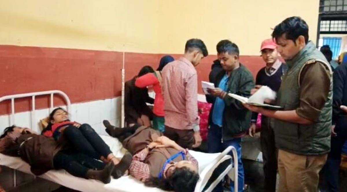स्कूल बस पलटने से कई बच्चे घायल, चार की हालत गंभीर