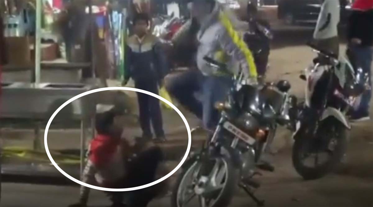 मुंह पर ताकत लगाकर मारी लात, फिर जूते से मारा, सड़क का वीडियो वायरल