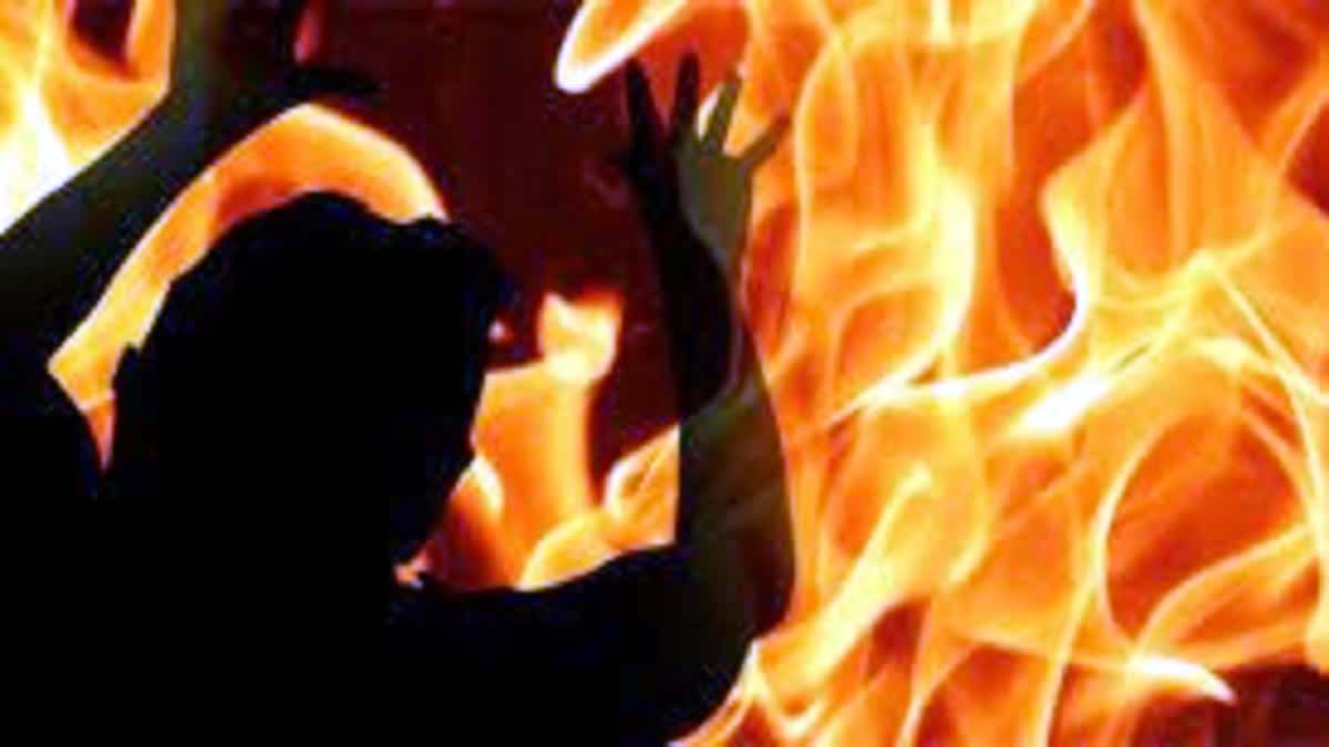 आग सेक रही महिला, बुरी तरह से झुलसी, हालत गंभीर