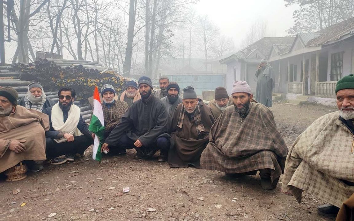 Jammu and Kashmir: मगाम निवासियों ने पानी की कमी के खिलाफ विरोध प्रदर्शन किया