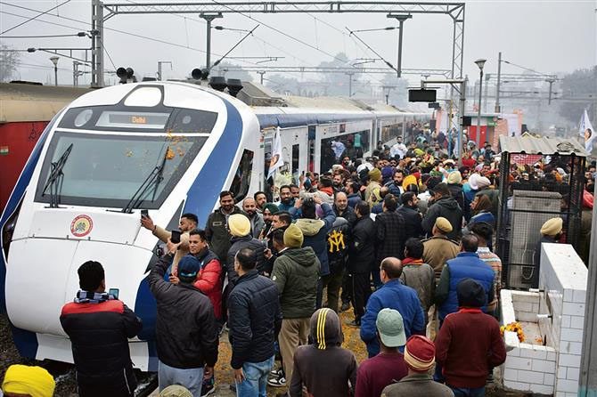 Punjab : पीएम मोदी ने अमृतसर-दिल्ली वंदे भारत एक्सप्रेस ट्रेन को हरी झंडी दिखाई