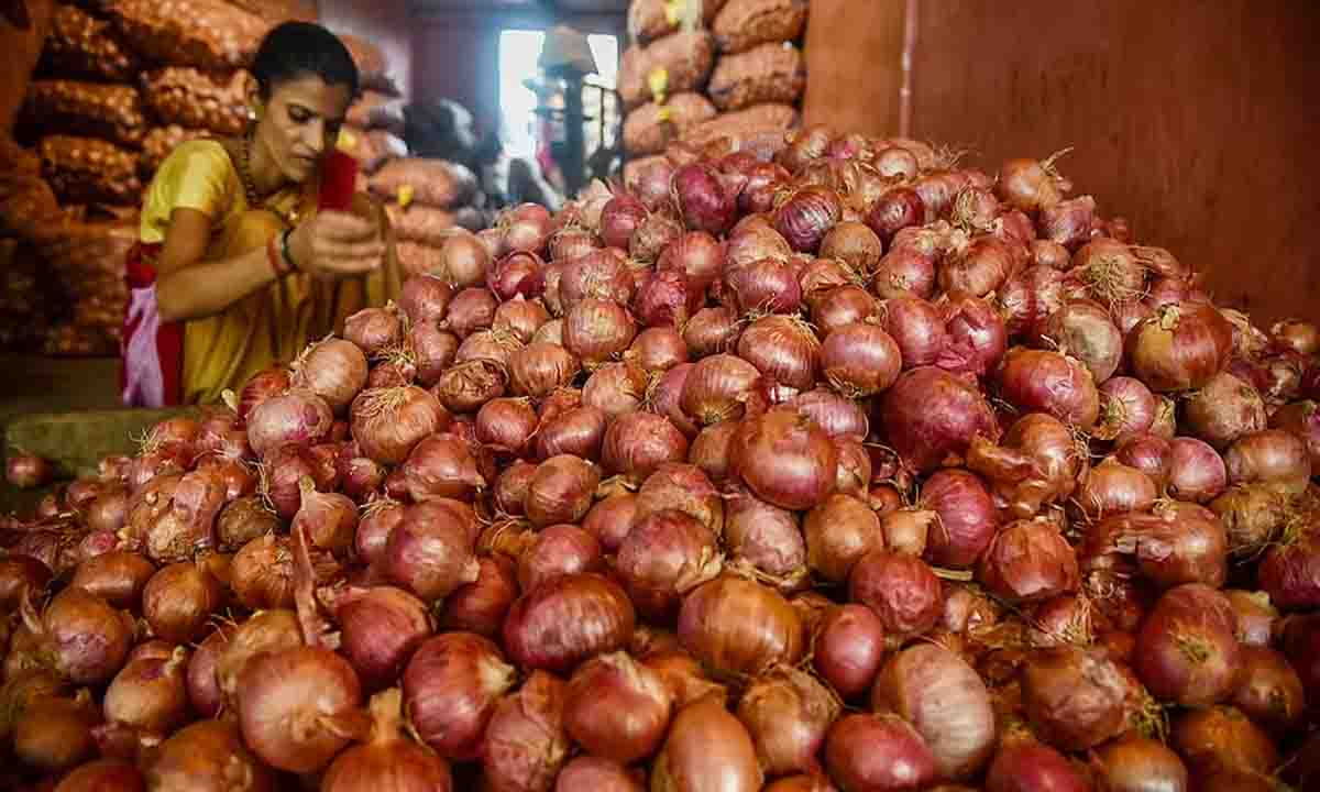 निर्यात पर प्रतिबंध लगाने के खिलाफ प्याज किसानों ने मुंबई-आगरा राजमार्ग पर विरोध प्रदर्शन