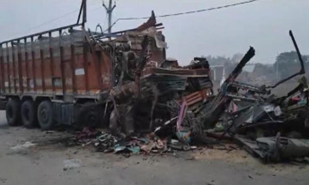 दो ट्रकों की आमने-सामने जोरदार टक्कर, एक की मौत, दो घायल