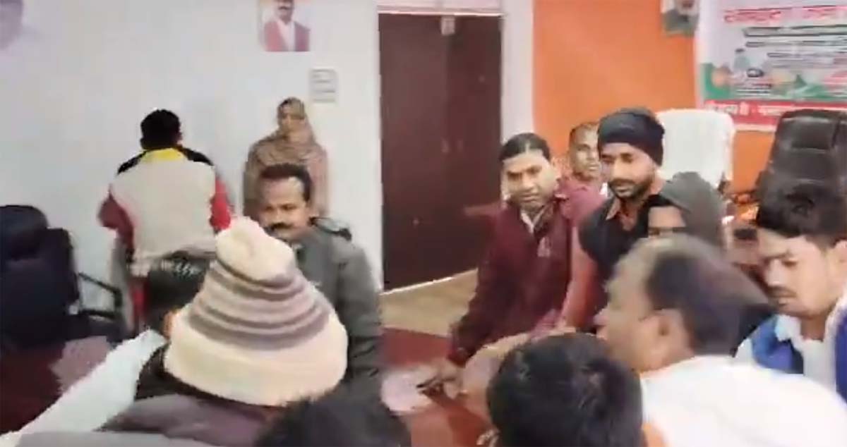 बैठक में हुआ हंगामा, पिटाई का वीडियो आया सामने