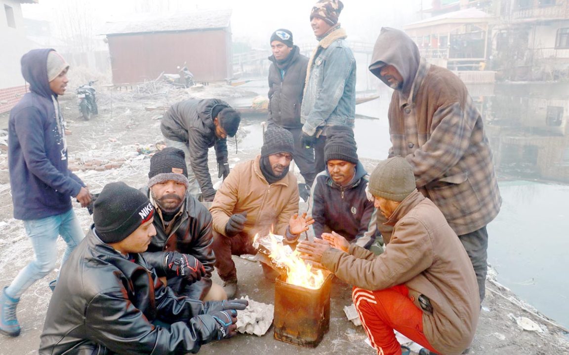 Jammu and Kashmir: जम्मू-कश्मीर में चिल्लई कलां तेज, श्रीनगर में तापमान -3.3°C दर्ज किया गया
