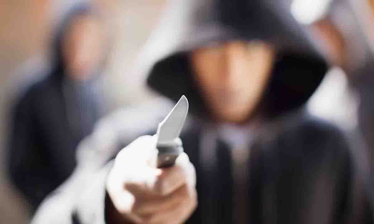 मोमोज खा रहे लड़के के साथ कंधे से कंधा मिलाने पर किशोर की चाकू मारकर हत्या कर दी