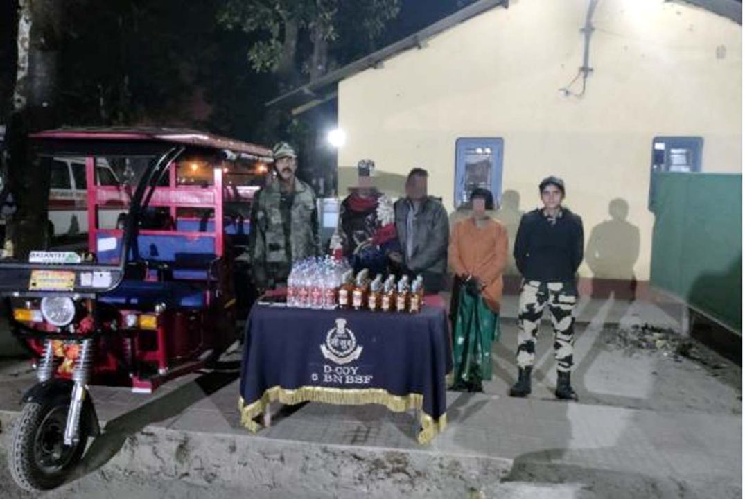 BSF ने महिला सहित तीन शराब तस्कर को पकड़ा