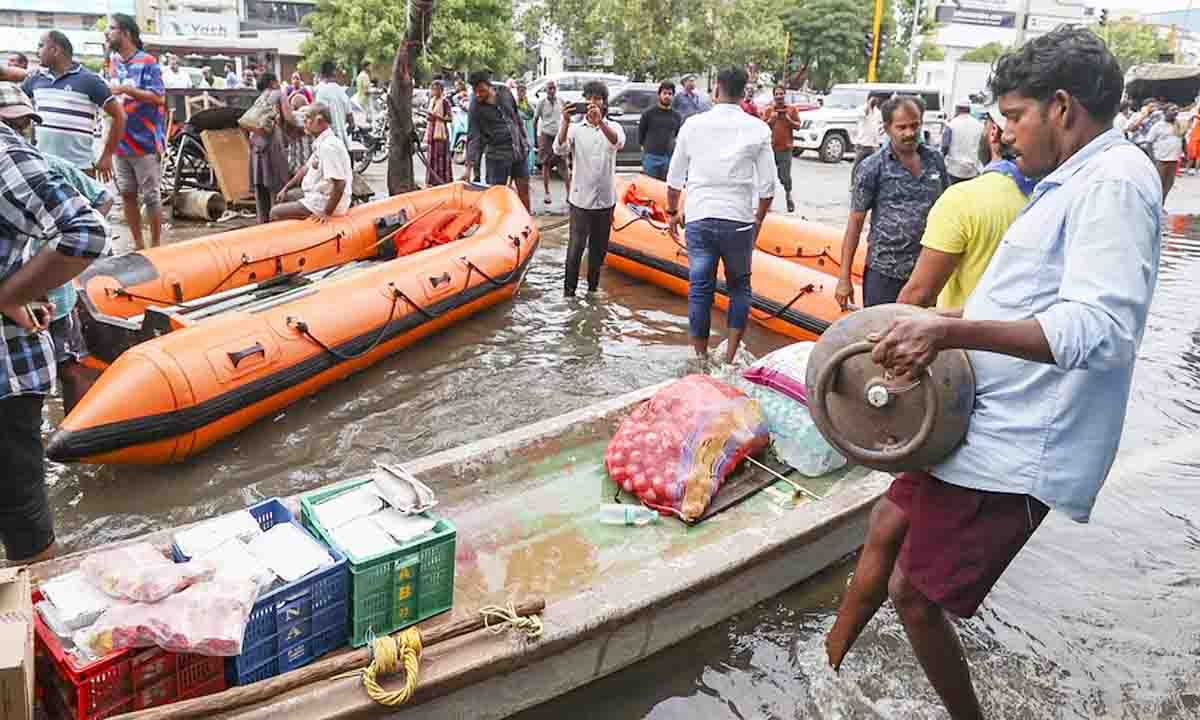 बाढ़ प्रभावित चेन्नई में सैकड़ों लोग अब भी फंसे हुए