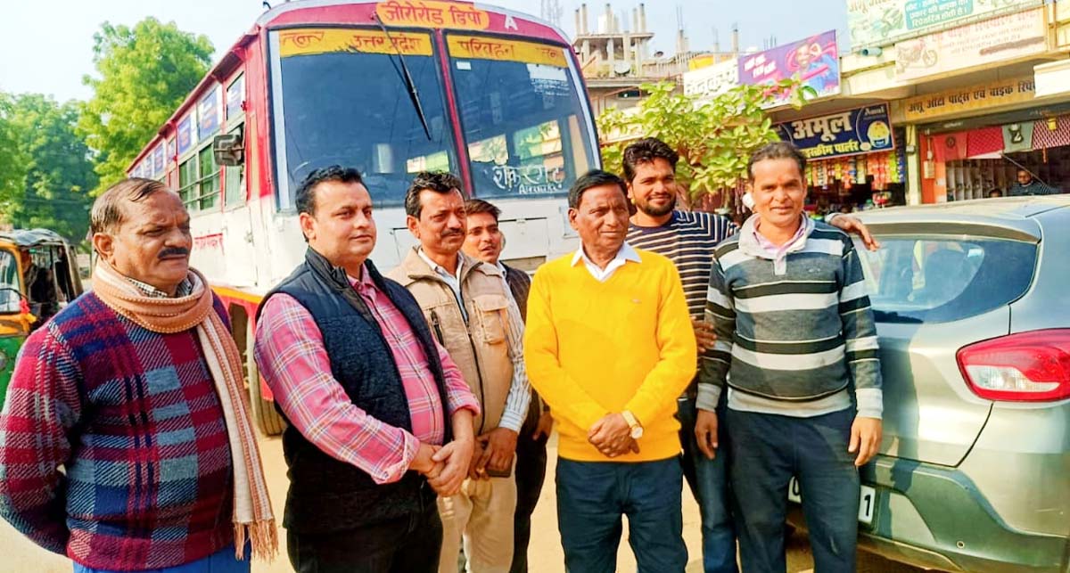 अनियंत्रित बोलेरो नहर में गिरी, 4 लोग घायल
