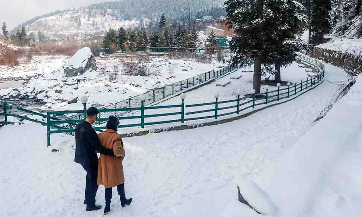 कश्मीर में अधिकांश स्थानों पर पारा हिमांक बिंदु से ऊपर बना हुआ